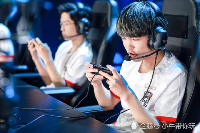 表现突出 表现突出